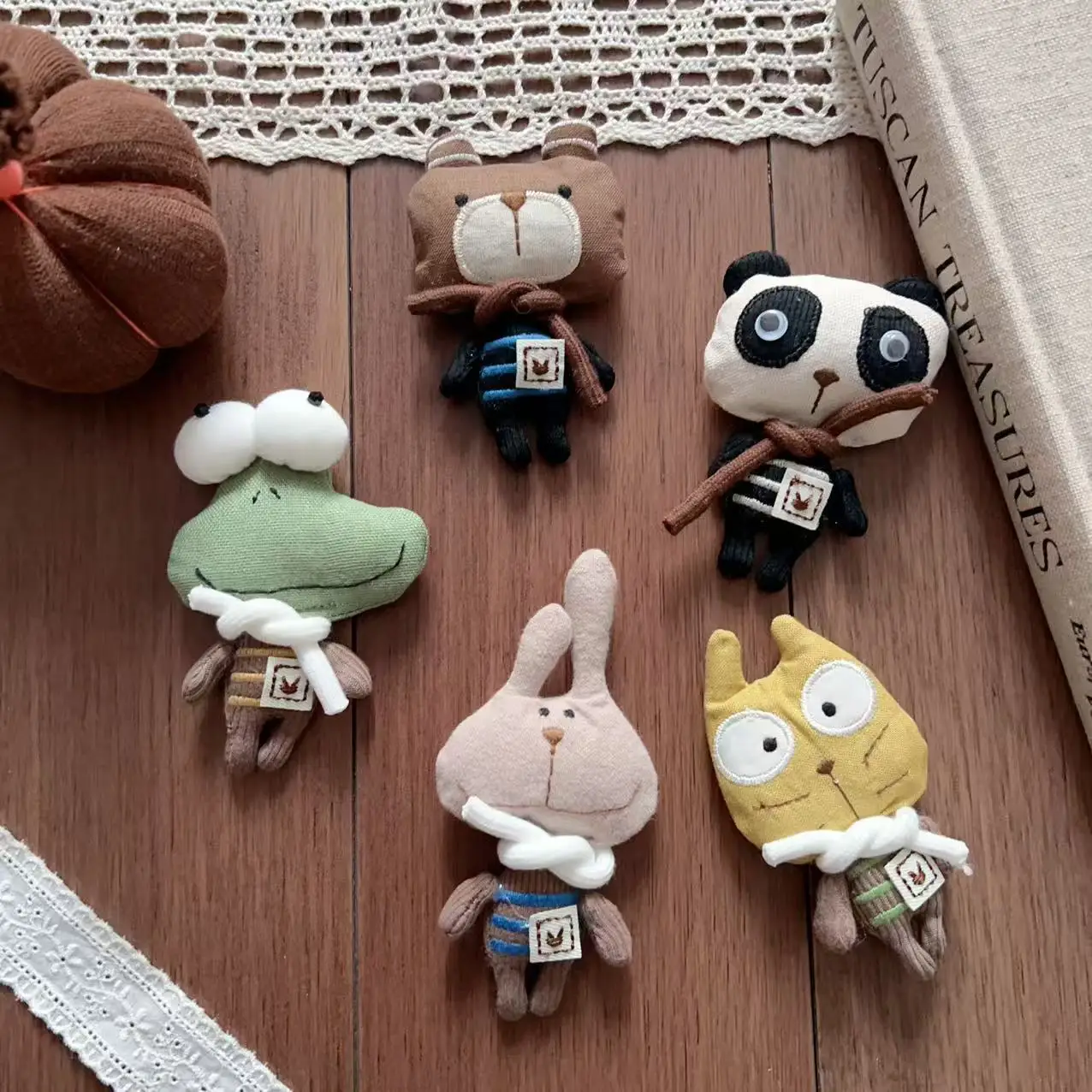 

Stuffed Fabric Frog Rabbit Bear Plush Brooch Pin DIY for Scarf Shoes Socks Clothing Embellishment Premium Quality