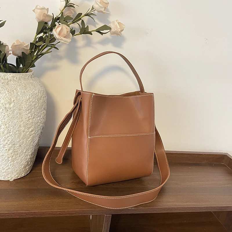 

2026 New Retro Solid PU Leather Versatile Women‘s Handbag Simple Commute Fashion All Match Large Capacity Shoulder Crossbody Bag