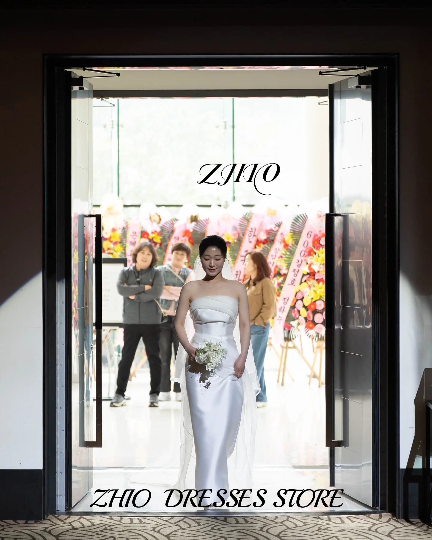 ZHIO Белое свадебное платье без бретелек с прозрачной запахом Элегантное простое стильное свадебное платье с длинным шлейфом для церемонии на открытом воздухе по индивидуальному заказу