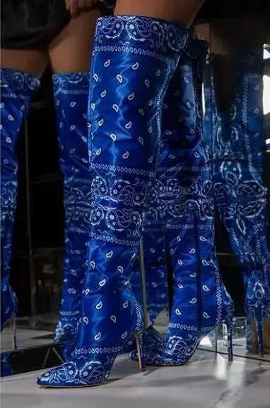 

Осенние женские сапоги-ботфорты из шелка королевского синего и красного цветов с ярким принтом, заостренным носком, в этническом стиле, со скрытой молнией, облегающие, высокие до бедра