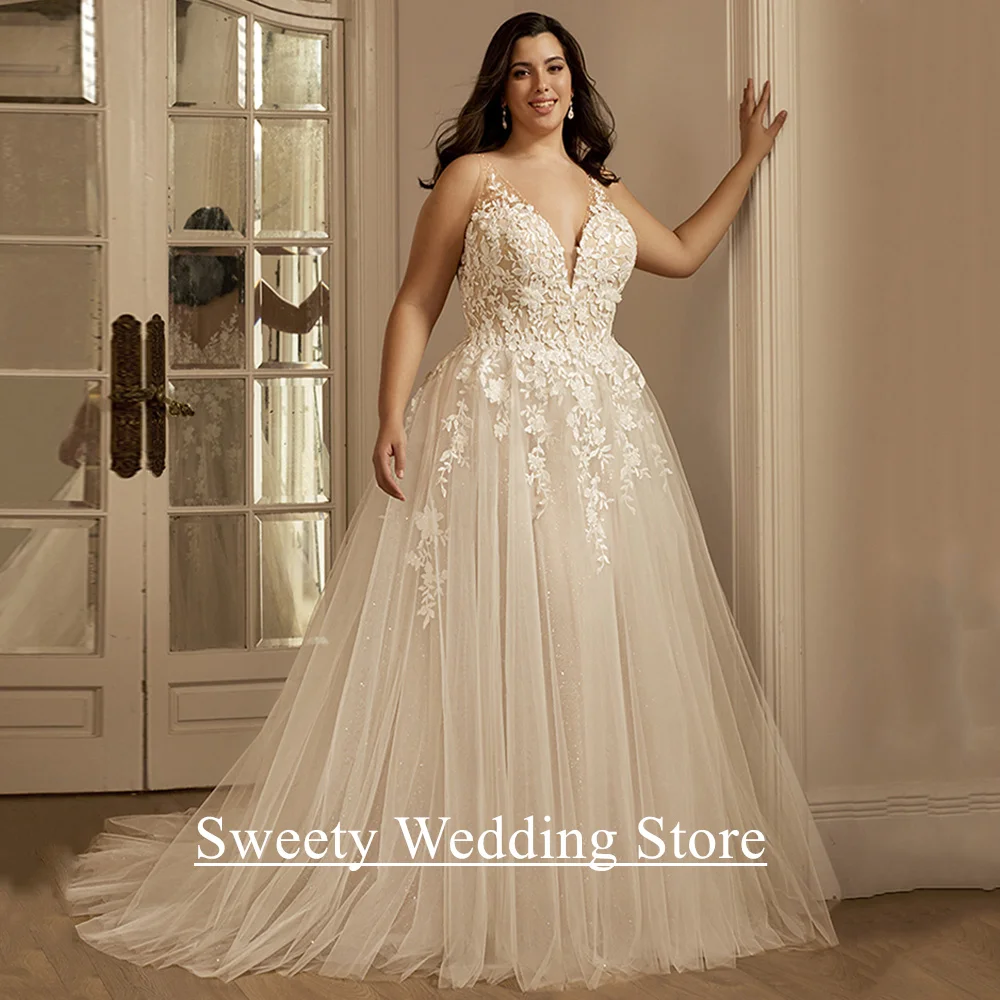 Heiße Brautkleider in Übergröße, maßgeschneidert, V-Ausschnitt, ärmellos, Applikation, Glitzer, Tüll, A-Linie, Sweep-Zug, Brautkleid für die Braut