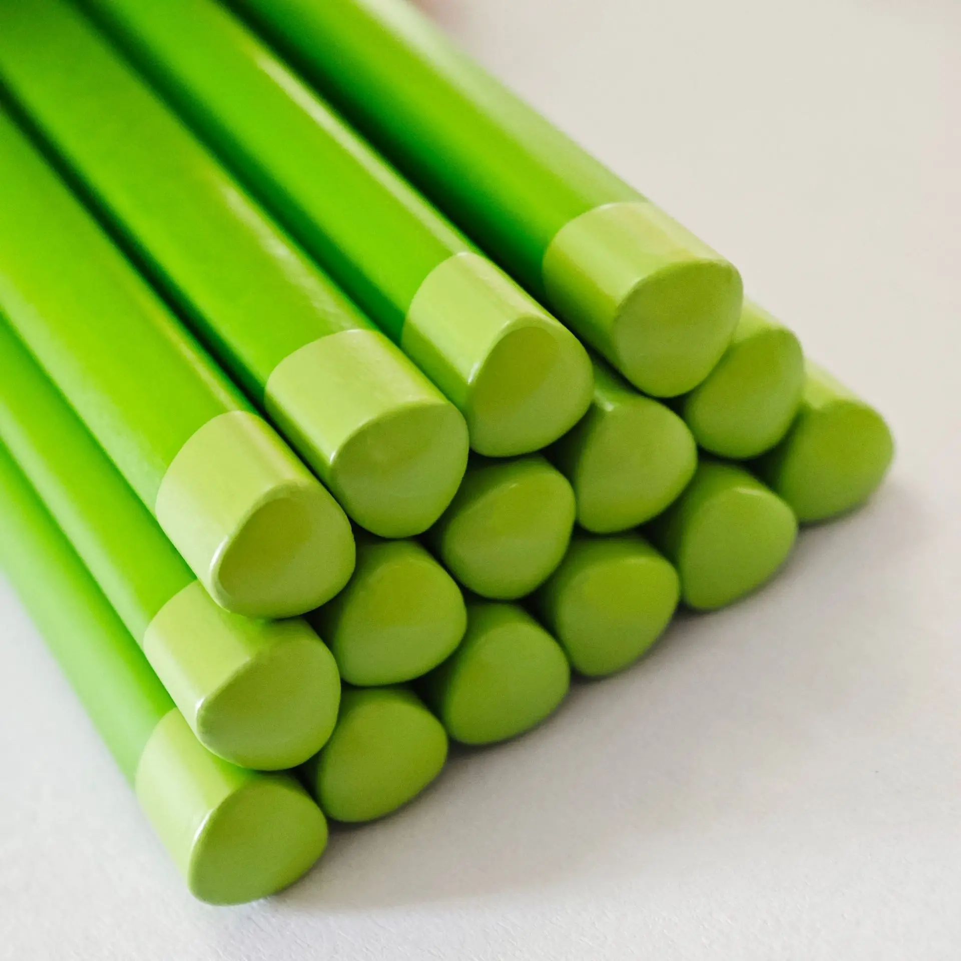 12 lápices de madera negros con cuerpo verde — Cuerpo triangular, agarre cómodo, resistentes a roturas y a las manchas (HB/2B)
