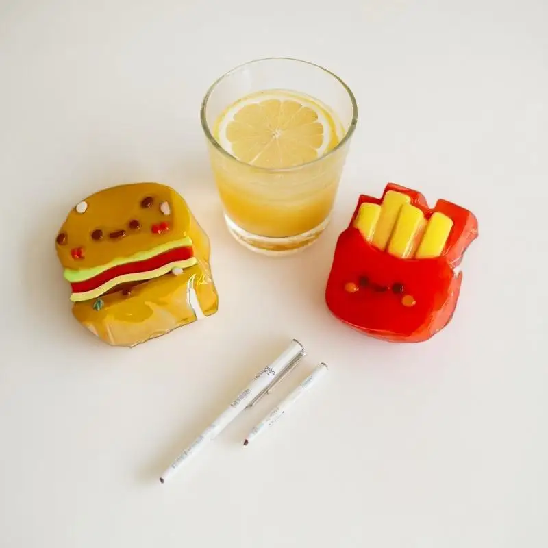 Stressverlichting Knijpspeeltje in schattig hamburger- en frietjesontwerp; Op siliconen gebaseerd met sleutelhanger, een perfect leuk decompresiecadeau