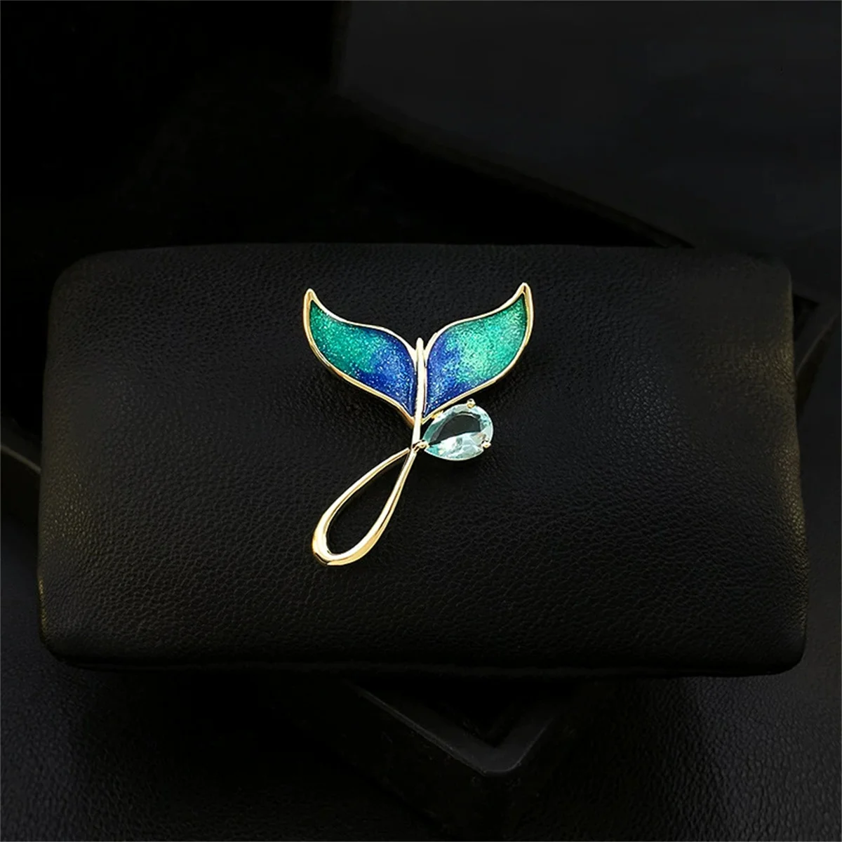 1Pc Cute and Exquisite Fishtail Brooch Creative Gradient Pin Charm Personalized Jewelry Accessories Party Birthday Gift Souvenir