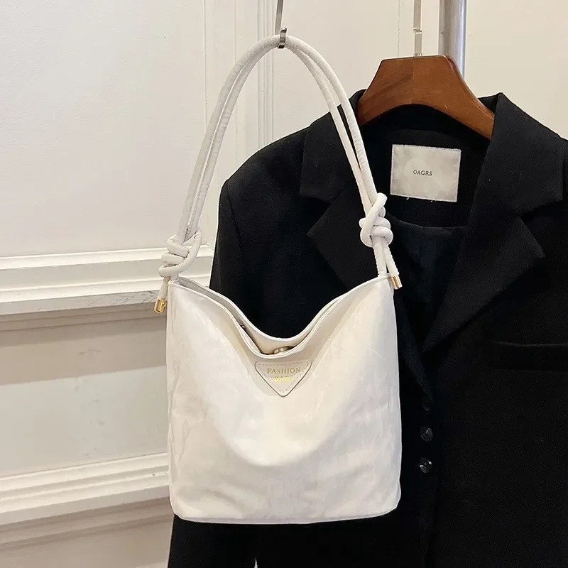 A Fashionable, Simple, Solid-colored, High-quality, Artistic, Trendy, Casual and Versatile Shoulder Bag for Women.