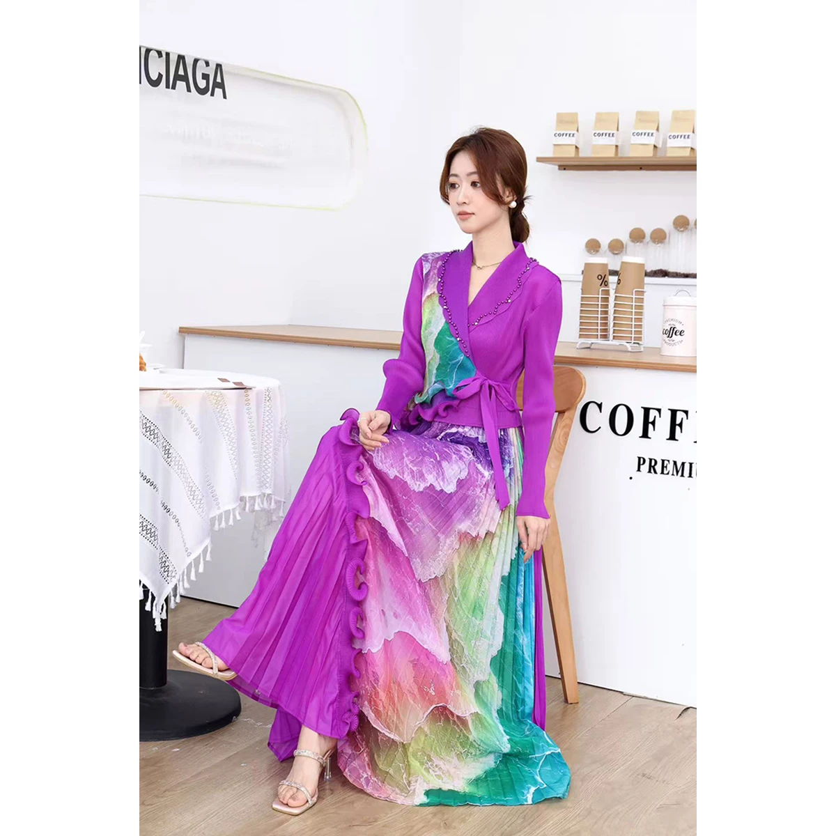 

Изысканное женское платье с V-образным вырезом, утяжкой на талии, принтом, плиссировкой и кружевной отделкой в китайском стиле