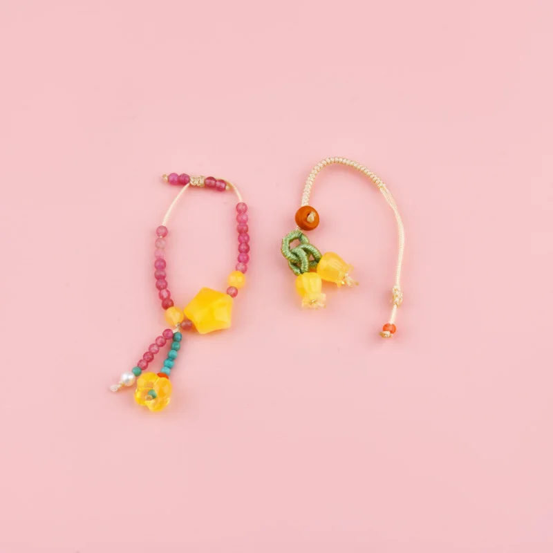 Natural beeswax is processed into star-shaped, flower-shaped, butterfly-shaped flower bud-shaped beads for bracelet pendants.