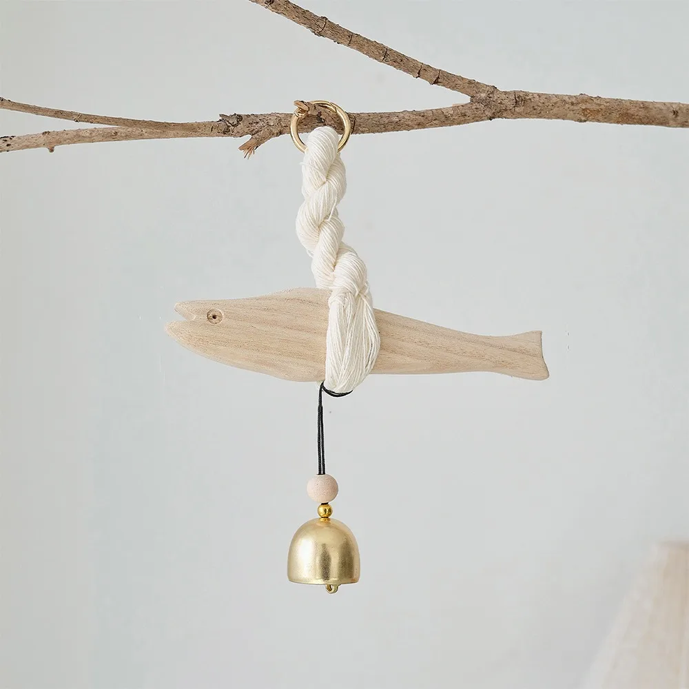 Campanilla de puerta de madera artesanal única con forma de pez, ligera, decoración rústica de pared con pez, campanillas de puerta de pez talladas a mano, amuleto de la suerte para la entrada del hogar