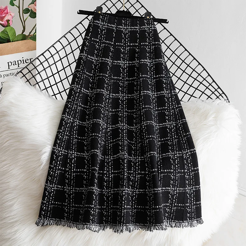 

2024 Women's Autumn-Winter New Plaid High-Waist A-Line with Tassel Detail Knit Skirt