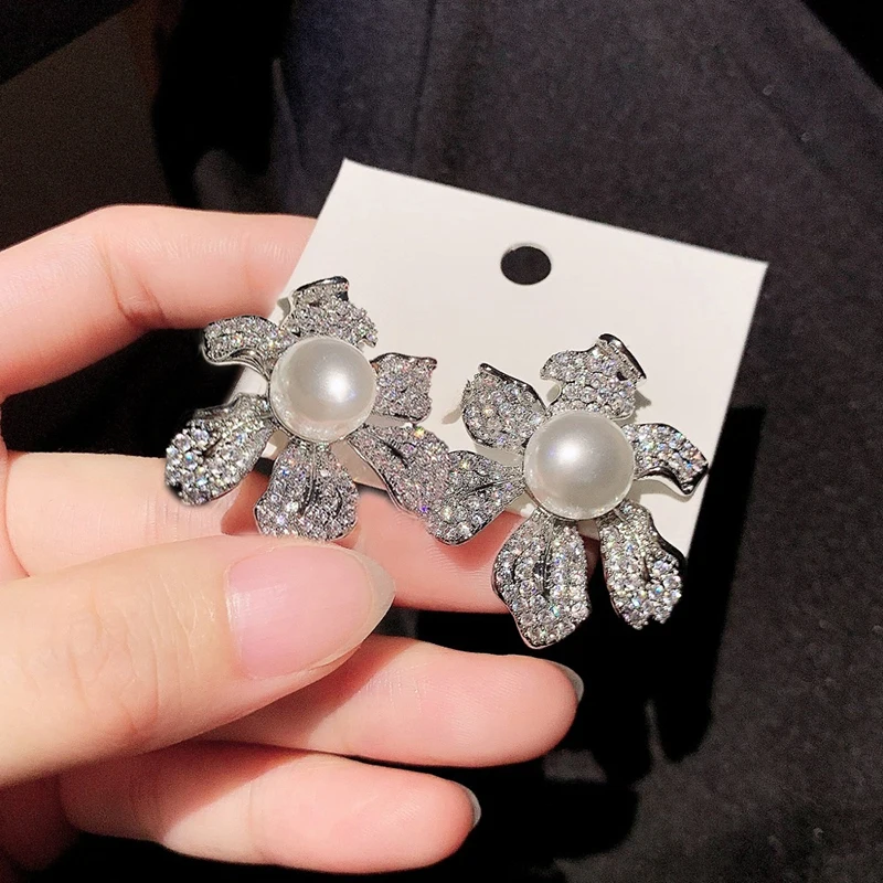 Huitan Ohrstecker für Damen mit zartem Blumendesign, Imitationsperle, wunderschöner Hochzeits- und Verlobungsschmuck, edles Accessoire als Geschenk
