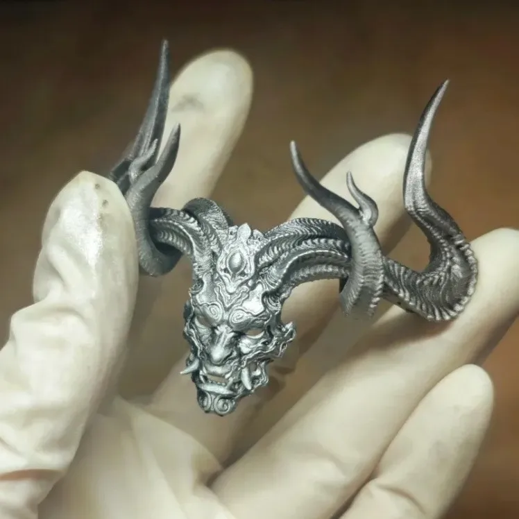 

Король энергичная маска Черный миф Wukong Властный кулон Индивидуальный тренд Ретро кулон Модный красивый