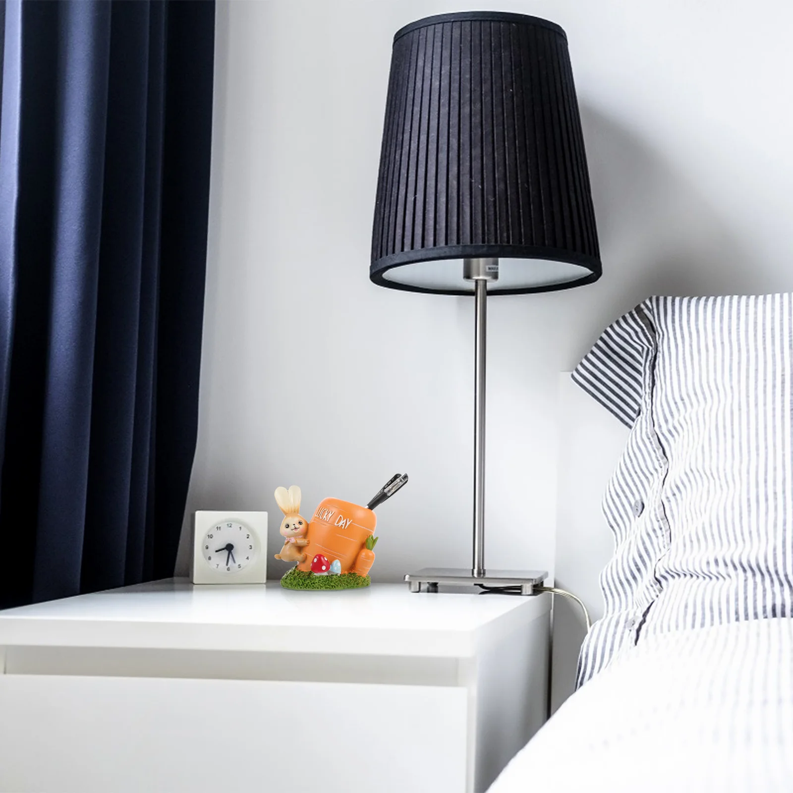 

Lovely Resin Rabbit Desktop Pen Holder Pencil Storage Box Carrot Stump Design Pen Container for Home Office Study Decoration