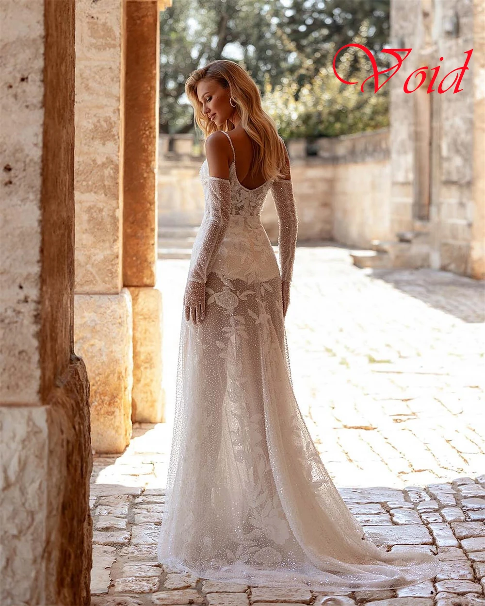 Vestidos de novia de tul blanco personalizados, elegantes, sin tirantes, tirantes finos, vestido de novia con cuentas, tren capilla, vestido con cremallera en la espalda