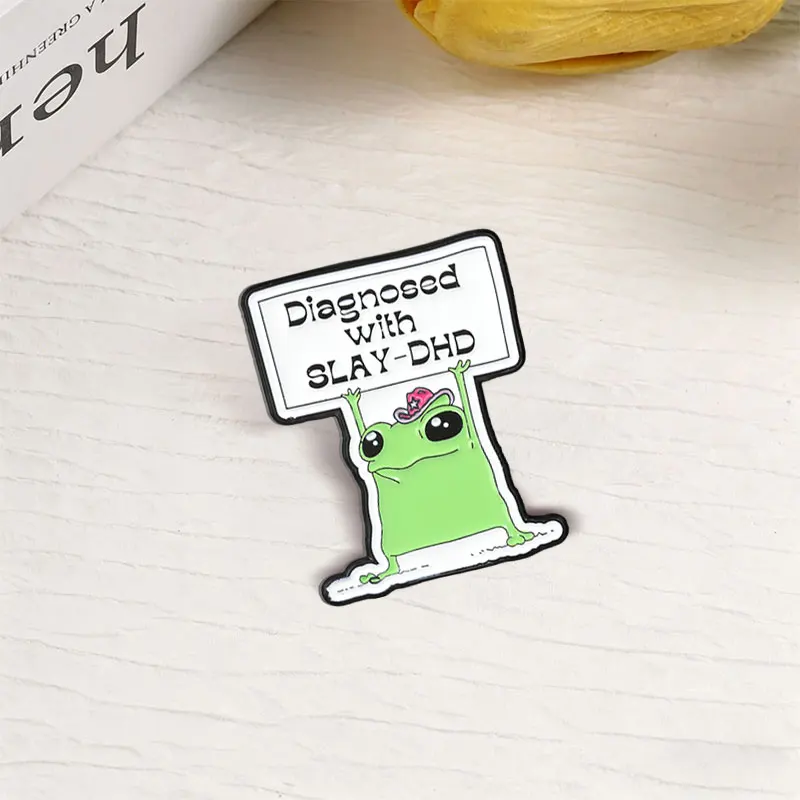 Diagnose: SLAY-DHD, grüner Frosch mit Textaufschrift, Emaille-Abzeichen, humorvolles Zitat, Anstecknadel, Brosche, einzigartiges Accessoire als Geschenk für Freunde. – Detail 6