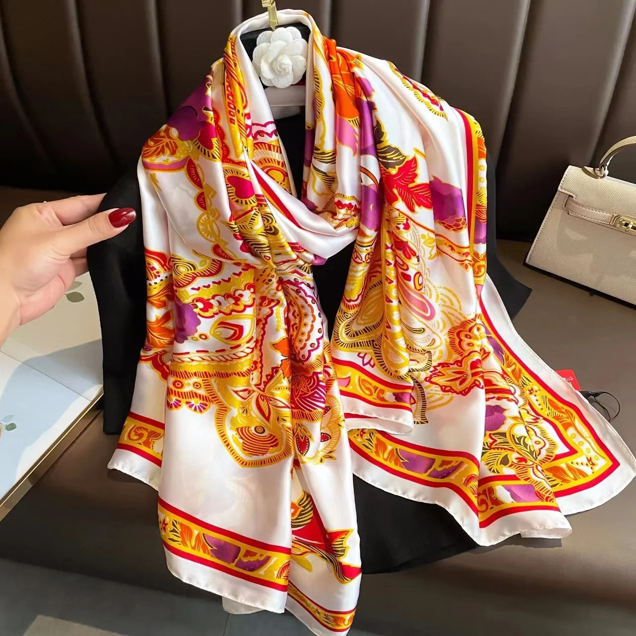 

2023 Fashion Stripe Neckerchief Popular Satin Silk Scarfs New Print Beach Towel Ladies Sunscreen Scarves Luxury 180X90CM Shawls