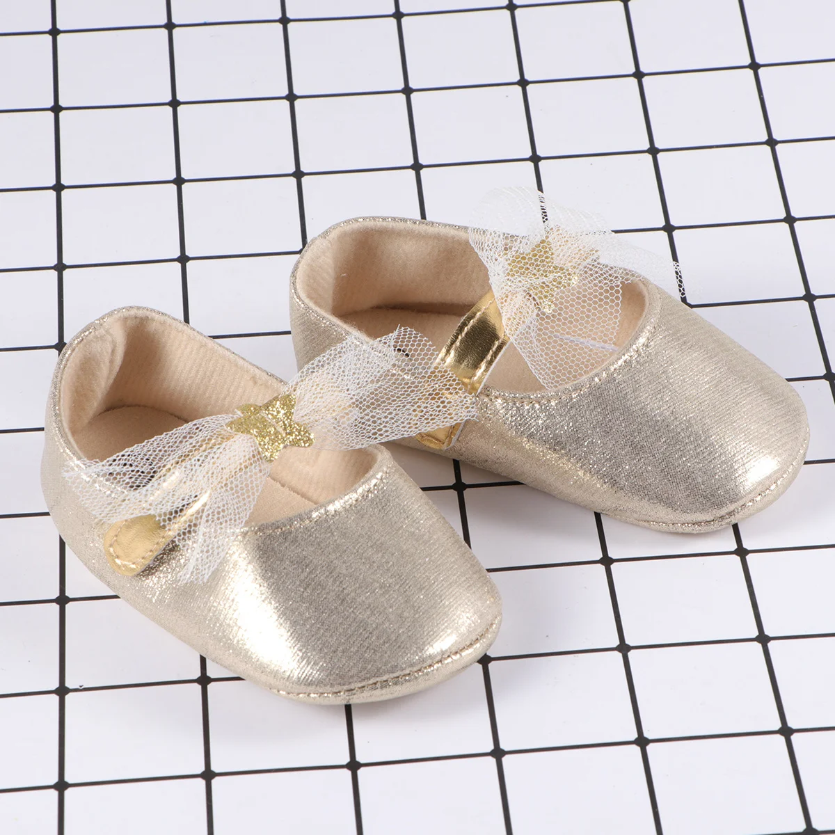 أحذية أطفال صغار من البولي يوريثان مزينة بالدانتيل المسطح أحذية مشي للفتيات الصغيرات باللون الذهبي مقاس 12 سم لالتقاط الصور المثالية لحفلات الزفاف وأعياد الميلاد