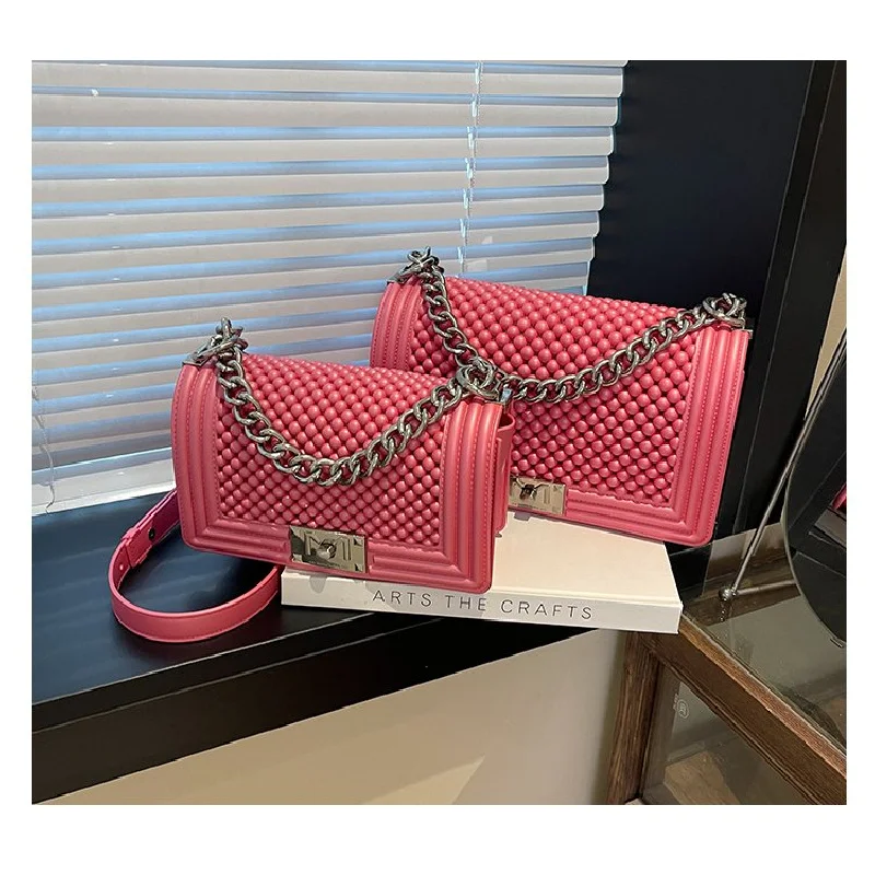 上質な革で作られたレディースハンドバッグ。クラシックなパリ風カジュアルヴィンテージ、上品で軽量なデイリールック。-​