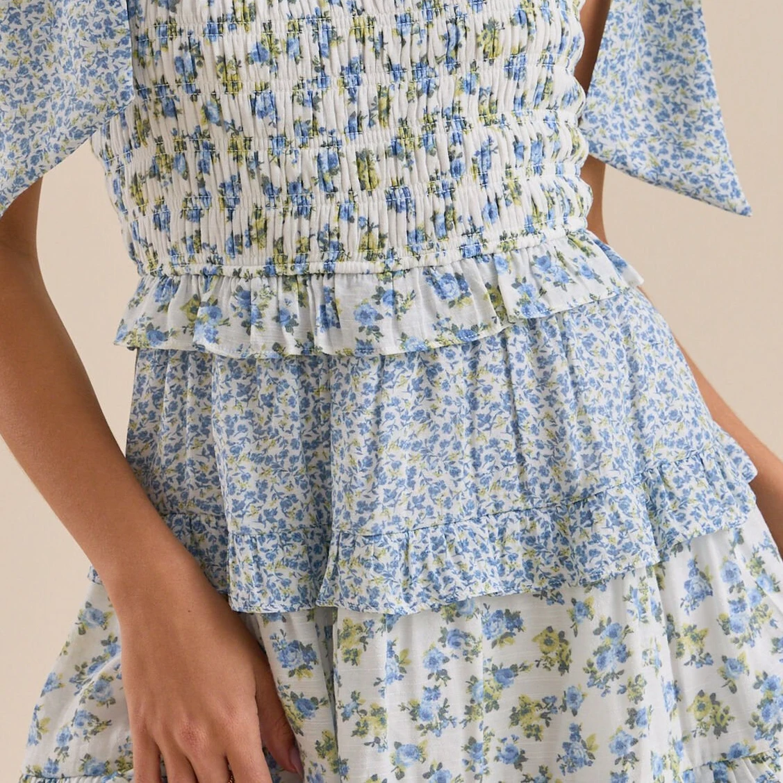 ผู้หญิงผูกไหล่ Prairie เก๋ฉัตรฤดูร้อนแขนกุดพิมพ์ลายดอกไม้ Smocked หน้าอกชุดสั้น Flowy Dress