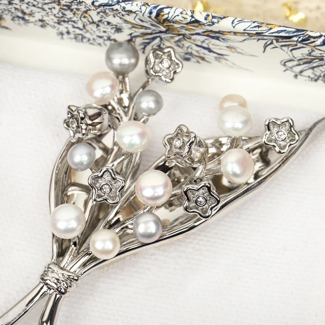 Europe America Fashion Designer Brand Flower Pearl Silver Colour Brooch Women Top Quality Girl Gift Accessory