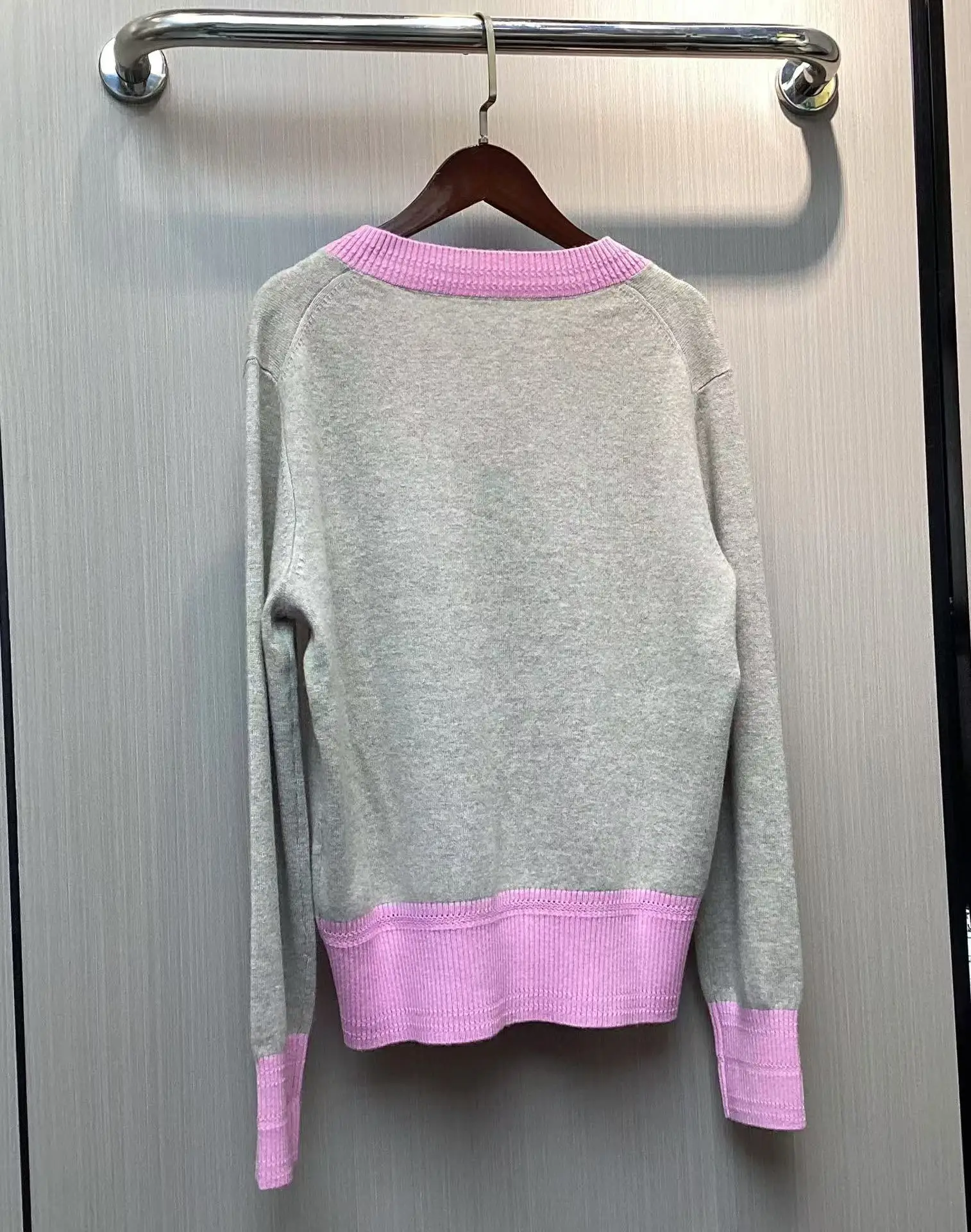 2024 new V-neck pullover with color blocked temperament commuting long sleeved sweater