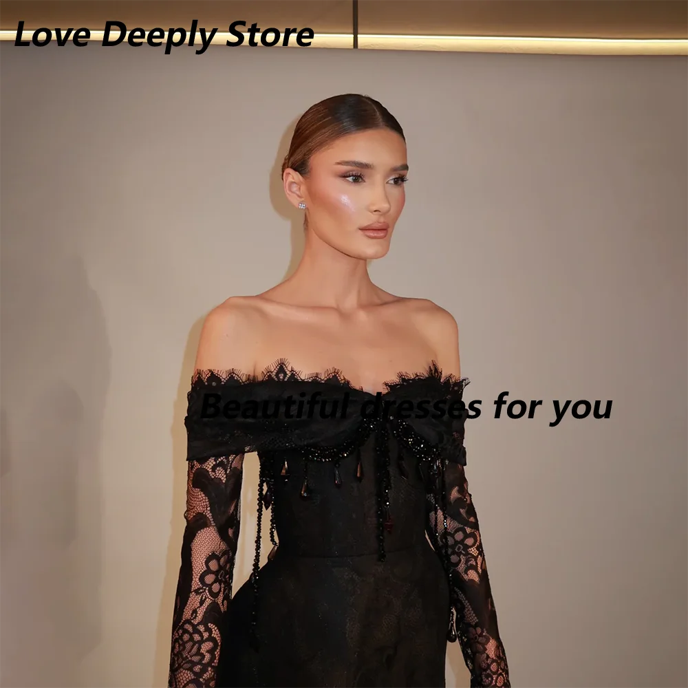 Czarna Koronkowa Mini Sukienka na Bal Maturalny z Dekoltem Łódkowym, Odkryte Ramiona, Długie Rękawy, Zdobiona Koralikami i Kryształami, Krótka Sukienka Koktajlowa na Imprezę 2026