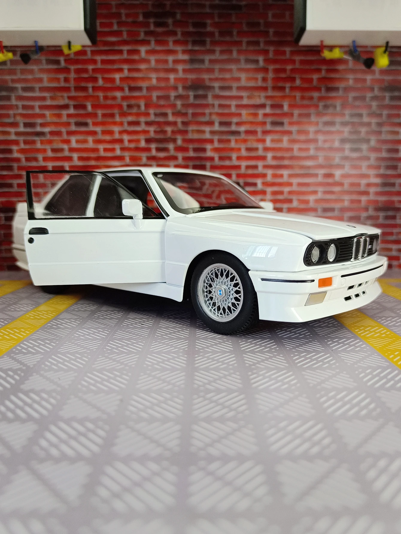 1:24 1988 BMW M3 E30 Alloy Sports Car Model Diecasts Metal Classic Car Vehicles Model Simulation Sound and Light Kids Toys Gifts