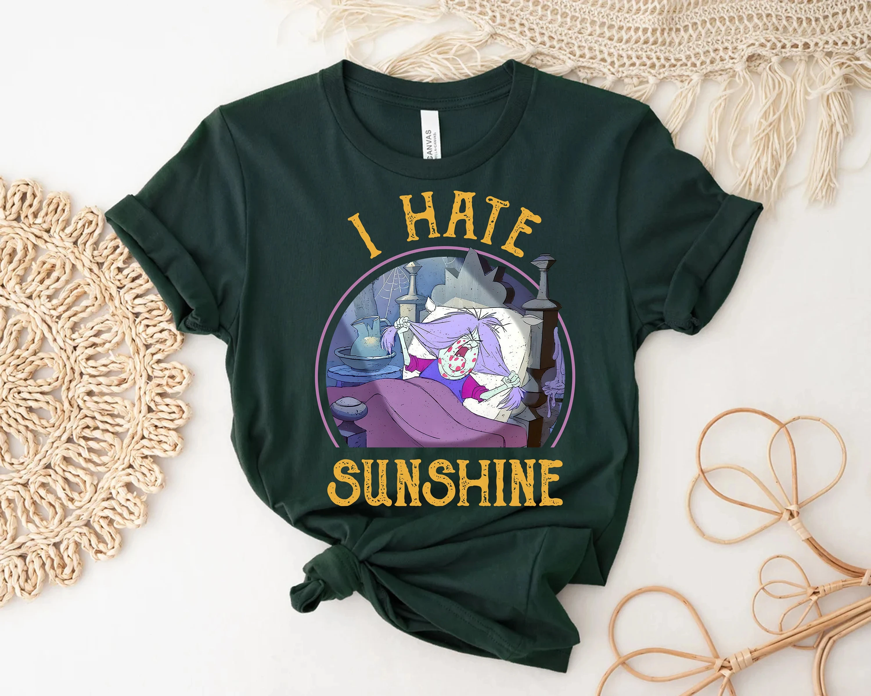 レトロディズニー「石の中の剣」マッド・マダム・ミム「I Hate Sunshine」シャツ、面白いディズニーヴィランズTシャツ、ファミリーシャツ