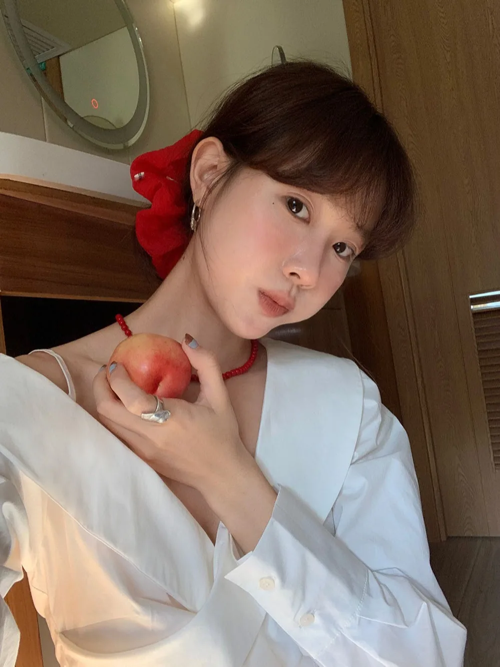 เสื้อผู้หญิงดีไซน์โรแมนติก แขนยาว คอวี โชว์ไหล่ ทรงเอ  ดีไซน์เอวเข้ารูป ทรงไม่สมมาตร ผ้าฝ้าย 100%