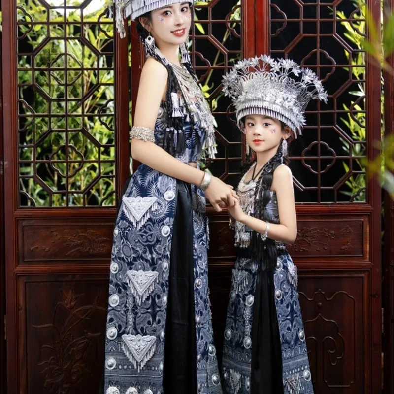 Rodzinny batikowy strój narodowy z kapeluszem i kołnierzem