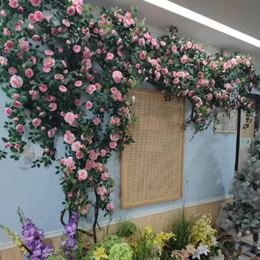 

Искусственная цветочная гирлянда для свадебного и рождественского декора: белые и розовые пластиковые розы для стола и потолка