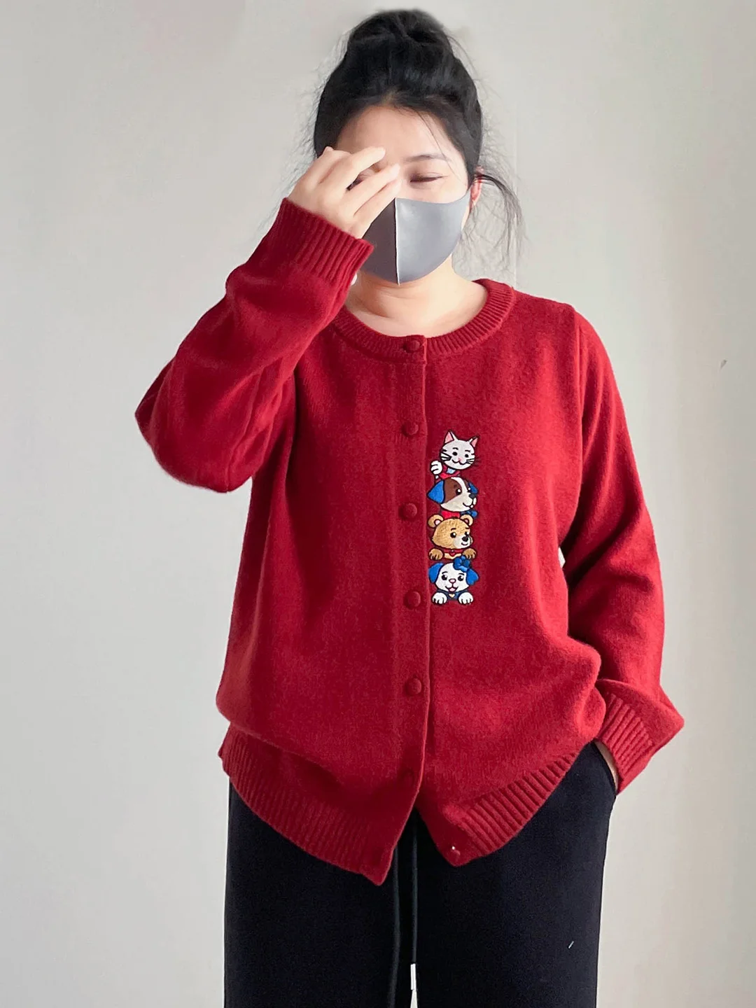 

Комфортный трикотажный кардиган Bellova большого размера, красный, свободного кроя, с длинными рукавами, круглым вырезом, на пуговицах, повседневный, для женщин больших размеров