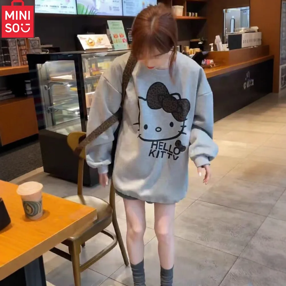 سترة بغطاء للرأس برقبة دائرية مطبوعة برسوم كارتونية أوروبية من MINISO للنساء في خريف 2025، بلوزة كبيرة الحجم جديدة فضفاضة وكسول