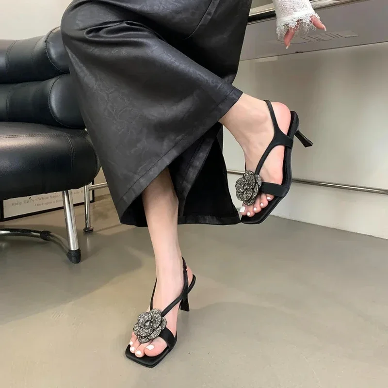 Sandalias de Punta abierta con diamantes de imitación para mujer, zapatos de tacón alto fino con correa en el tobillo, diseño de flores, de lujo, para verano