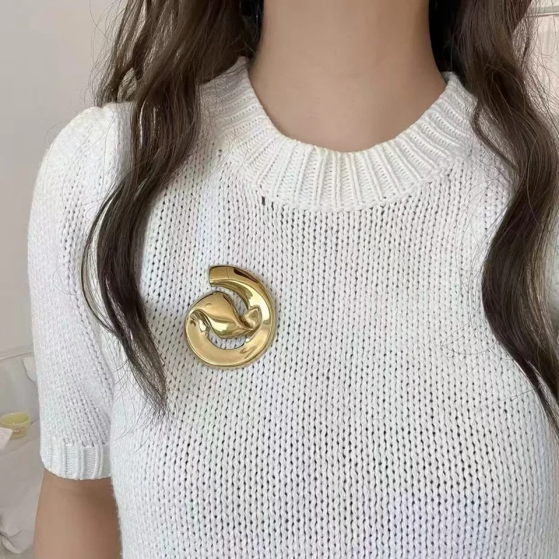 

Minimalist Geometric Spiral Metal Jewelry Brooch for Women, Niche Design Pin, Versatile Sweater Suit Everyday Accessory