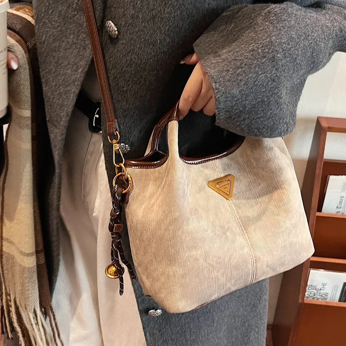 

Mid-Century Modern Tote 2025, Archivist-Grade Linen Crossbody with Hidden Vintage Compartment & Patina Guide