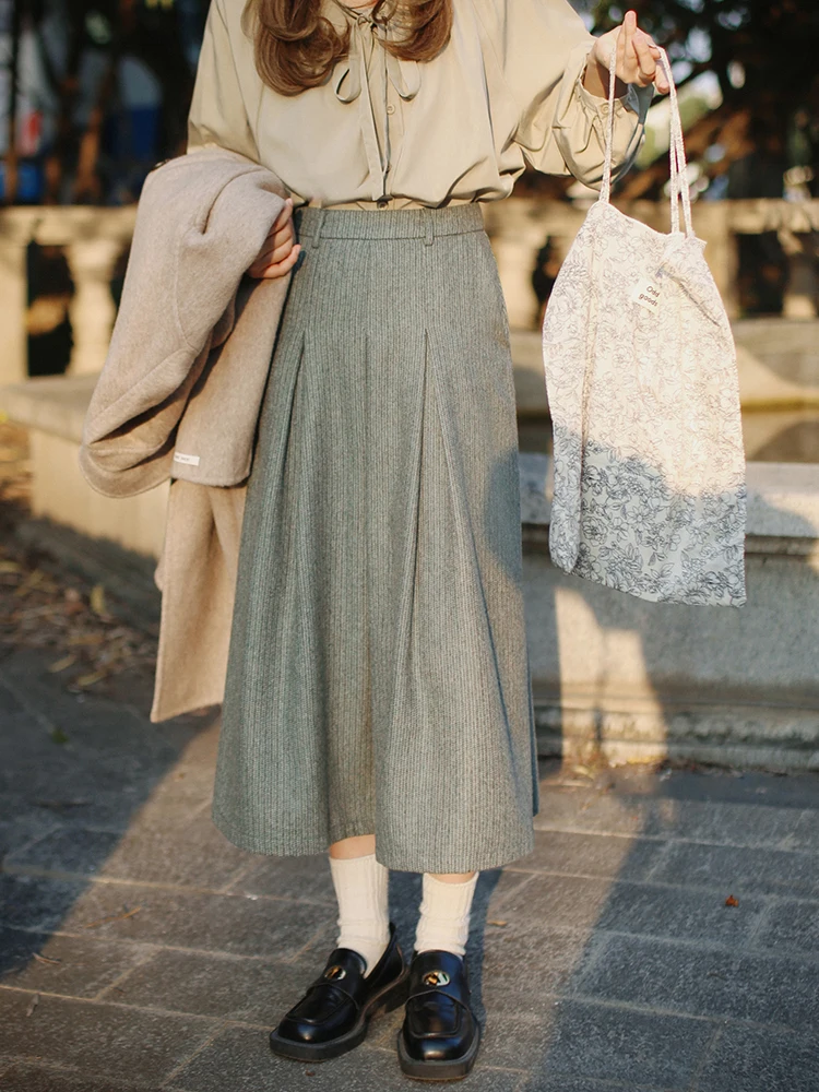 

Юбка-миди с высокой талией, плиссированная, из шерстяной ткани, с вертикальными полосками и разноцветными вставками, в винтажном стиле.