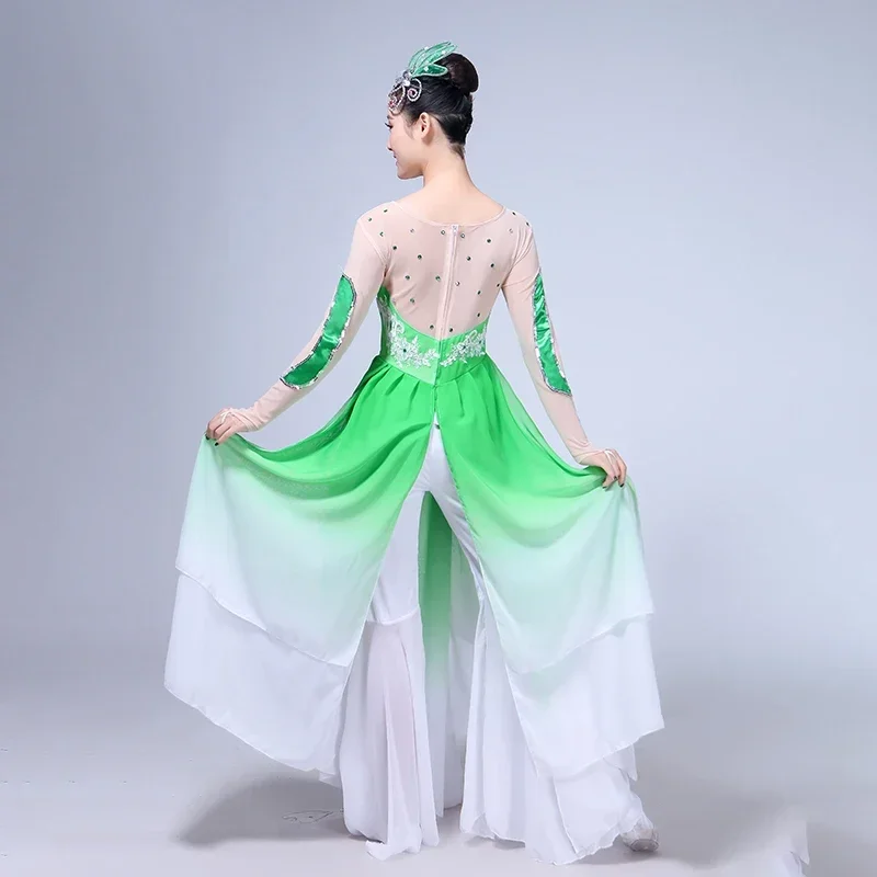 Chinesischer Volkstanz, klassischer nationaler Yangko-Tanz, elegantes traditionelles Fan-Kostüm, alte Hanfu-Kleidung, Square Dance