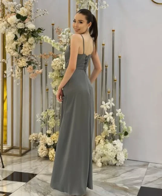 Alta qualità personalizzata scollo a V senza schienale grigio lunghezza del pavimento bretelle sottili senza maniche festa di nozze cinghia posteriore forcella alta da donna