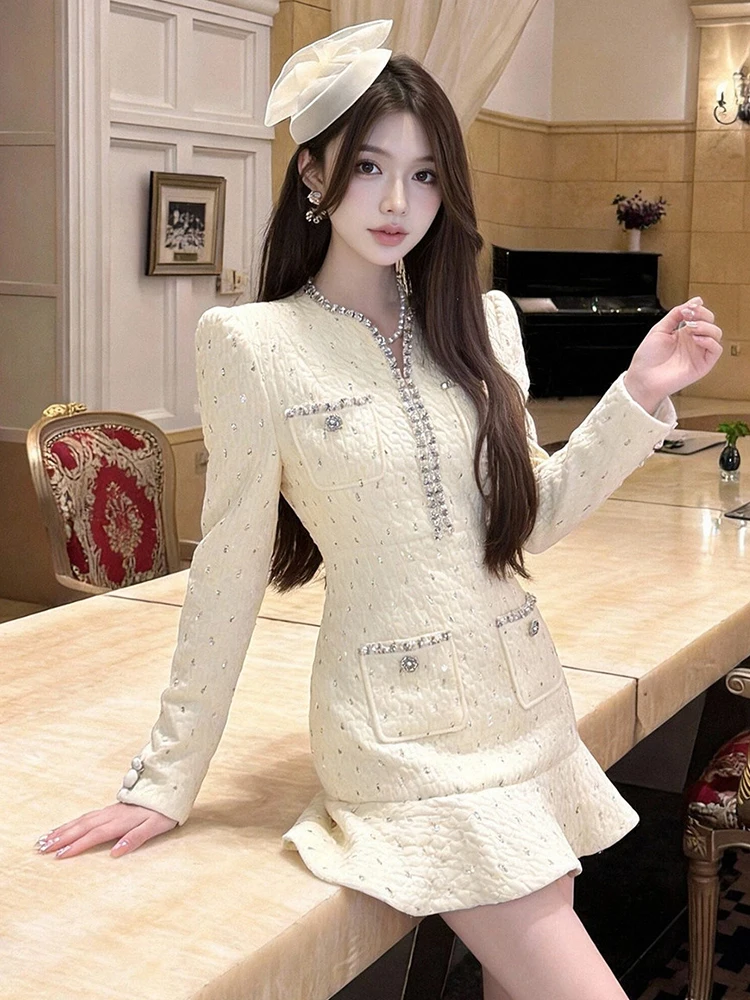 

Женское элегантное роскошное мини-платье с камнями, кремовое, с V-образным вырезом, облегающее, с оборками по низу, для вечеринок, торжественных мероприятий, повседневной носки, весенне-осеннее, модное