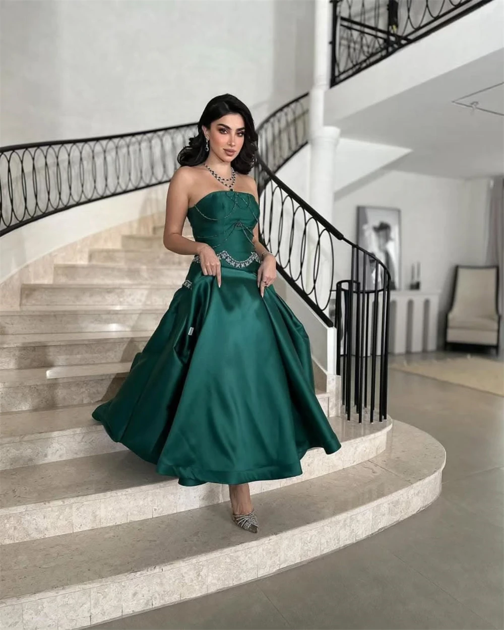 Вечернее платье по индивидуальному заказу Изысканные атласные вечерние платья без бретелек без рукавов Элегантные трапециевидные платья с жемчугом и шлейфом знаменитостей