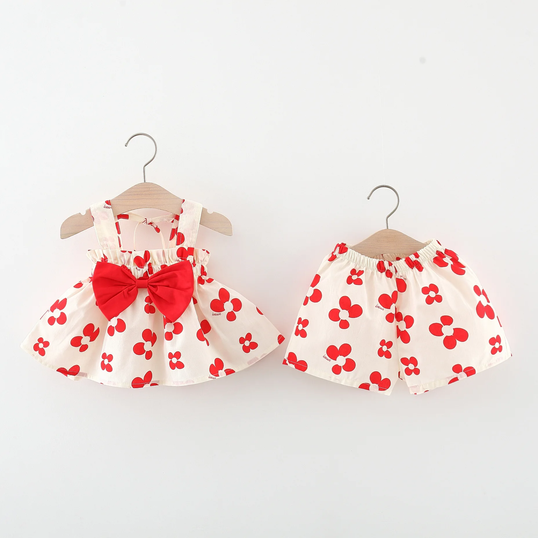 

Summer girl suspender shorts two-piece set girl baby full of four leaf flower print bow cute suspender set