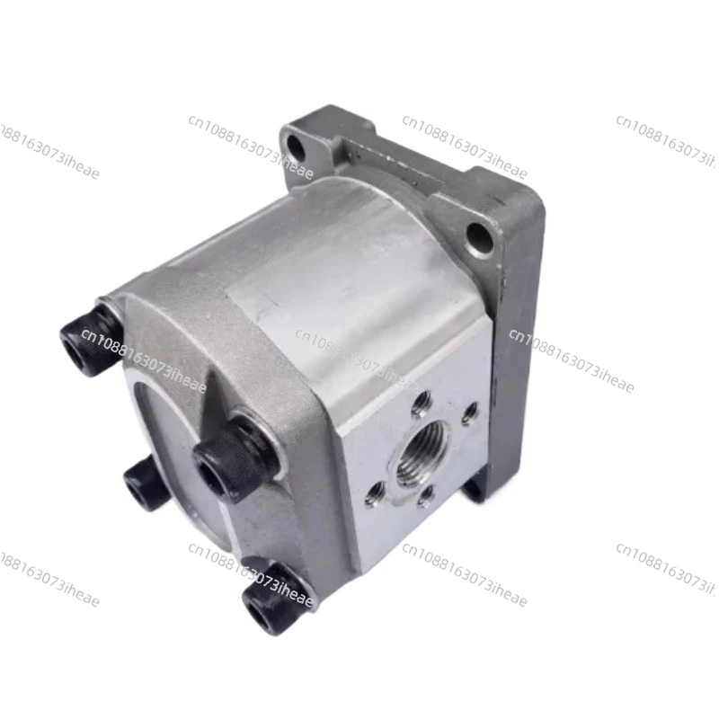 Hydraulic gear pressure pump CBN-F304 inlet and outlet threads: inlet size is 18 × 1.5 cm, outlet size is 14 × 1.5 cm.