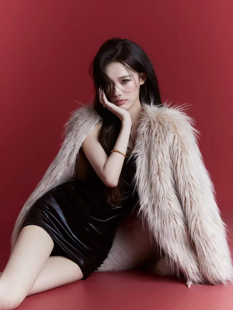 

Модная художественная фотосъемка: меховое пальто, сексуальный трендовый образ для девушки, студийное освещение, корейский стиль, женский традиционный костюм, сценический наряд
