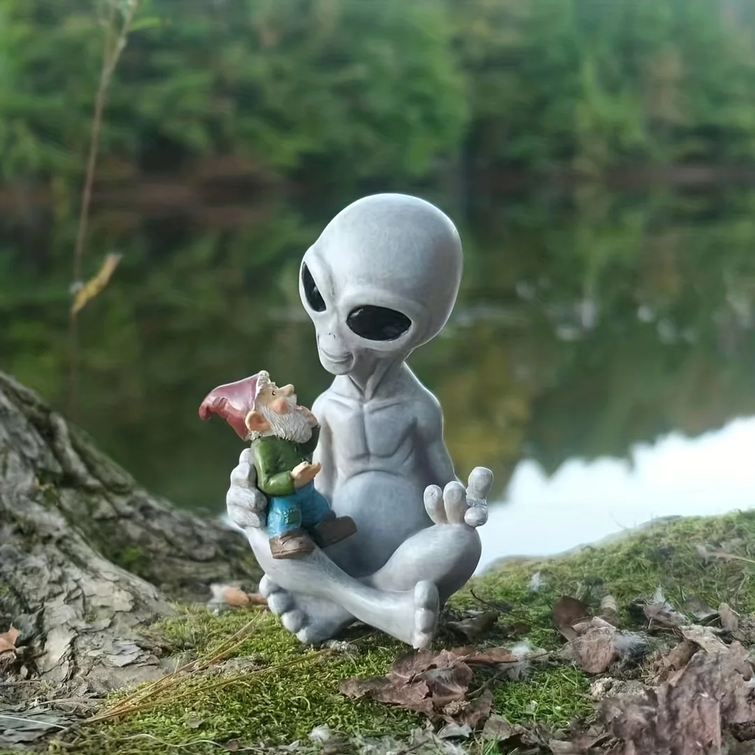 Alien Hugging Gnome, Resin Alien Gnome, Suitable for Outdoor Garden Lawn Decoration, Unique Statue Ornaments