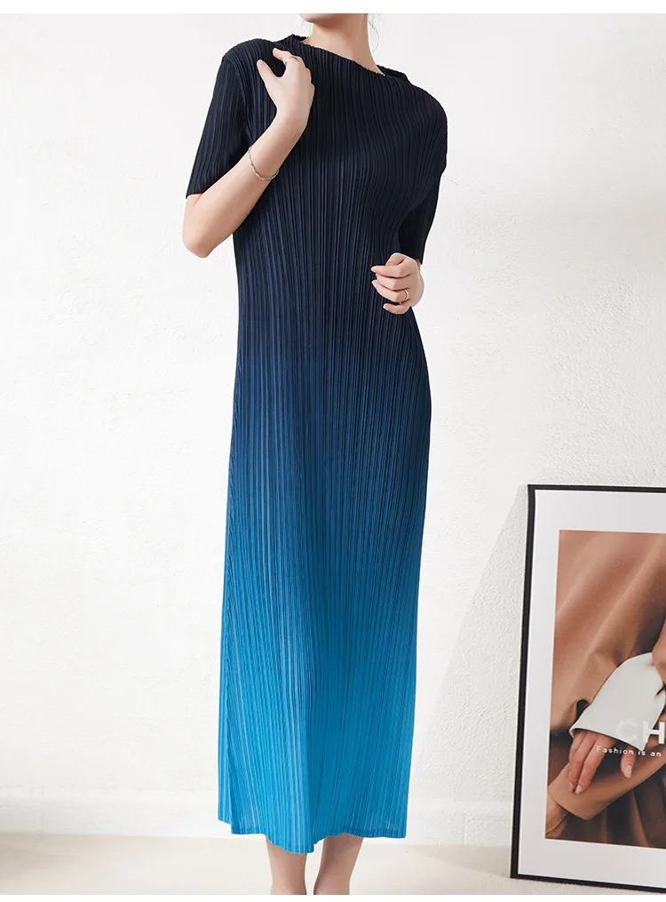 Miyake's sophisticated gradient color long dress with pleats is a flattering and slimming straight skirt perfect for commuting.