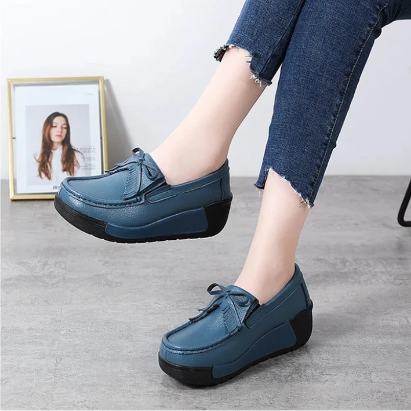 

2025 женская красная удобная обувь на плоской подошве, кожаные кроссовки, мягкие повседневные лоферы на высокой платформе со шнуровкой