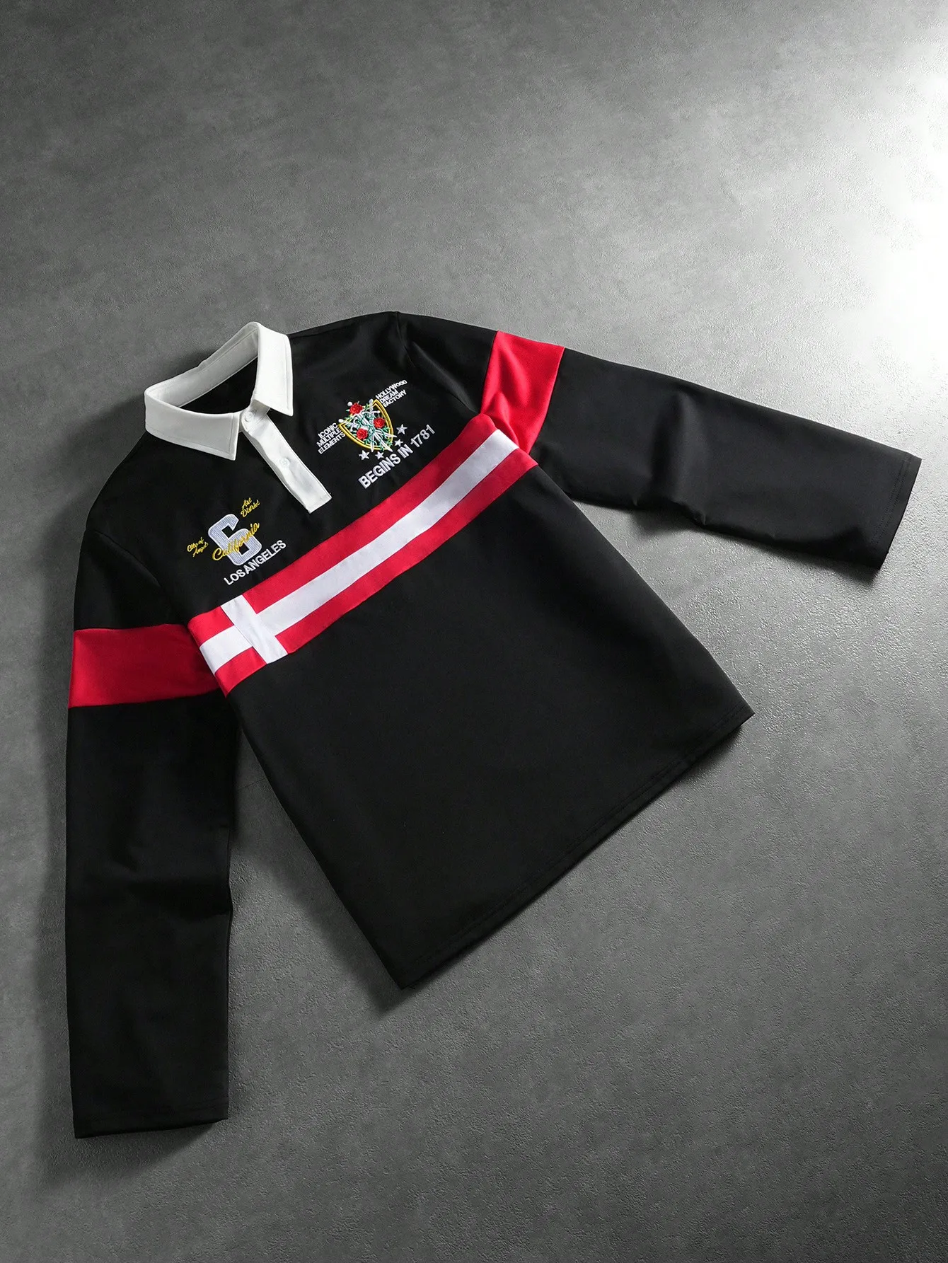 

Мужская черная рубашка-поло с длинным рукавом, красно-белыми полосками и вышитым эмблемой