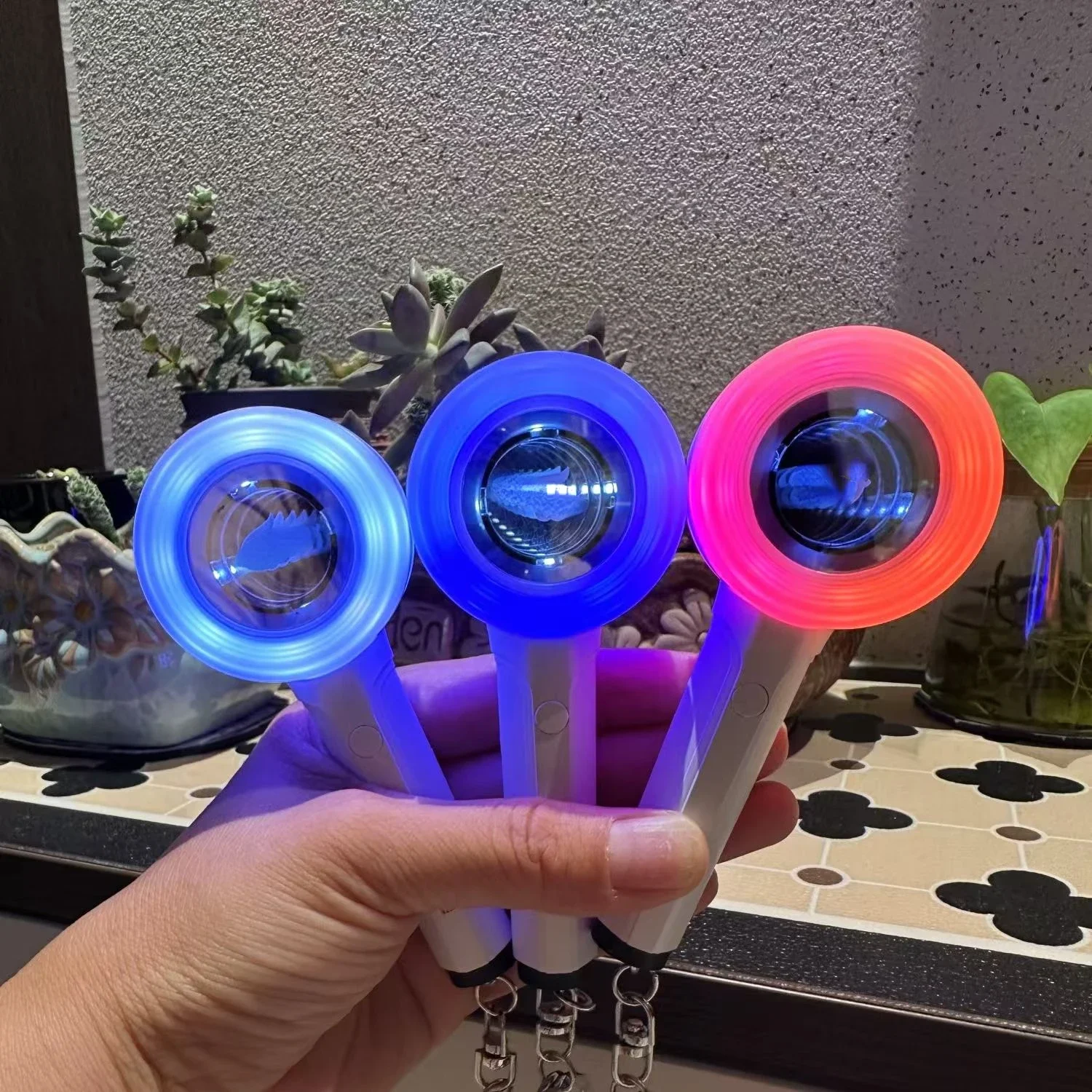 2024 kpop Mini Light Stick Schlüssel anhänger kreative Laserlichter Schlüssel ringe Tasche Anhänger Schlüssel anhänger Fans Sammlungen Weihnachts geschenk