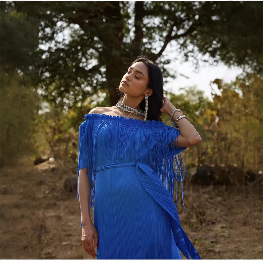 2025 nueva moda vestido de noche largo Miyake verano playa nuevo vestido con flecos Color sólido cuello de una palabra ropa de mujer