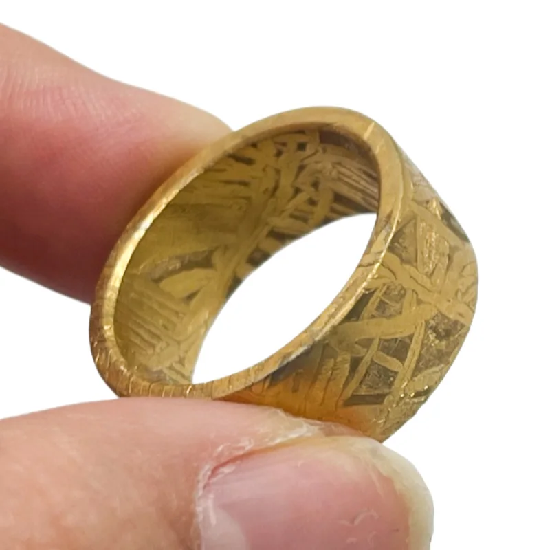 

Кольцо из метеорита Муонионалуста, натуральный железный метеорит с покрытием из 24-каратного золота, ручная работа, ювелирное изделие, кольцо из метеорита.